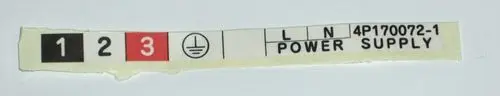 Hinweisschild von Daikin für einen Power Supply mit Angaben zu Stromverbindungen (L, N) und Erdungssymbol. Enthält Beschriftungen in Schwarz und Rot.